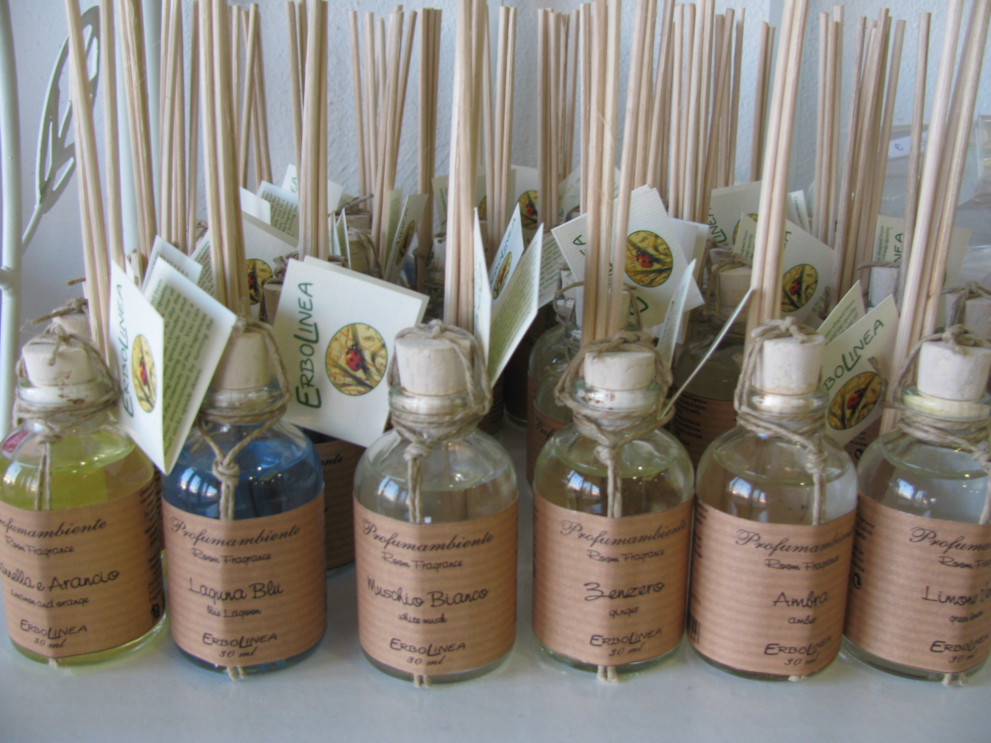 Bastoncini profumambiente di varie dimensioni, a partire da € 6,00 cad. Bastoncini profumambiente di varie dimensioni, a partire da € 6,00 cad.